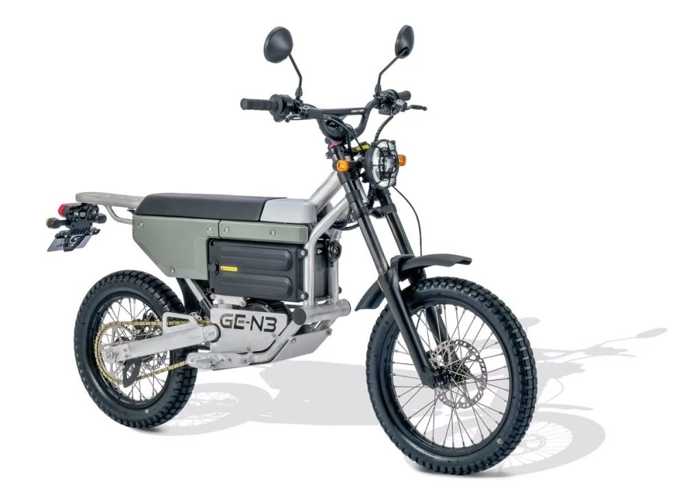 軽量(58kg)で扱いやすいボディに、シティライドはもちろん、オフロードライドもこなしてくれるフロント17インチ、リヤ14インチのタイヤを組み合わせる