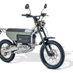 軽量(58kg)で扱いやすいボディに、シティライドはもちろん、オフロードライドもこなしてくれるフロント17インチ、リヤ14インチのタイヤを組み合わせる