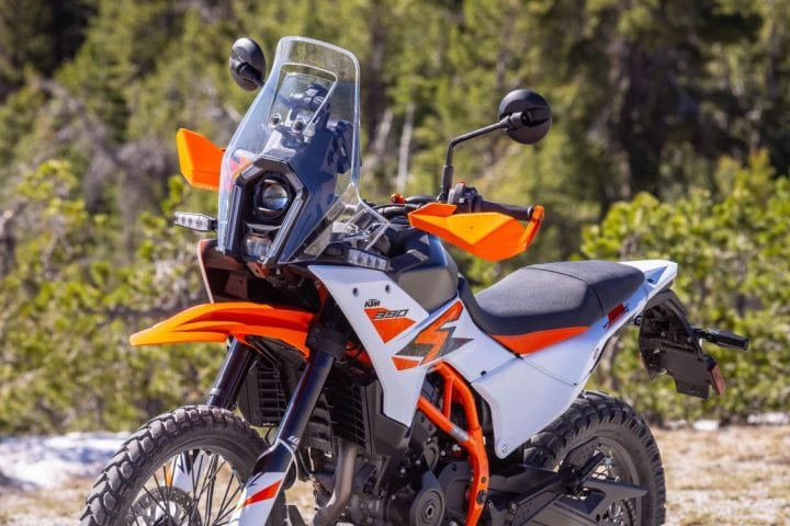 【大型は重すぎないか?】普通二輪免許で乗れる400ccクラスの冒険車!KTM「390ADVENTURER」が正解だ