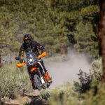 低重心設計と俊敏なハンドリング、ヘビーデューティ仕様のフロント21インチ、リヤ18インチのホイールによってオフロードライドへの挑戦を容易に