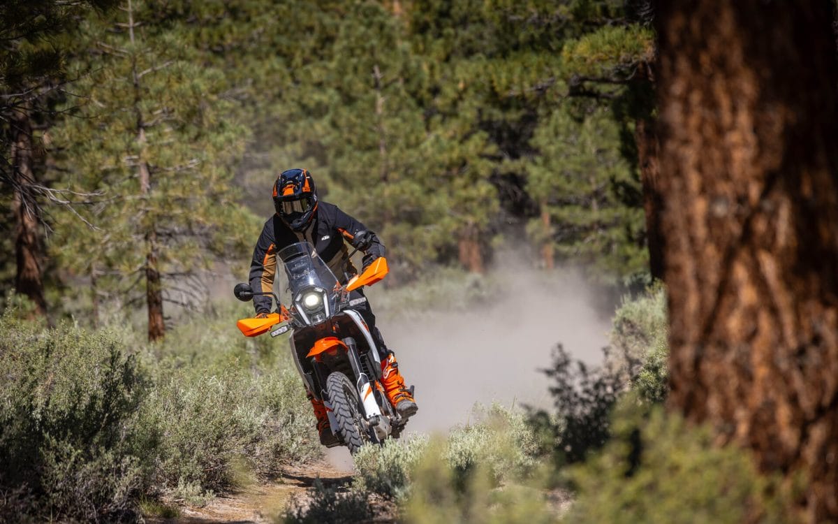 低重心設計と俊敏なハンドリング、ヘビーデューティ仕様のフロント21インチ、リヤ18インチのホイールによってオフロードライドへの挑戦を容易に