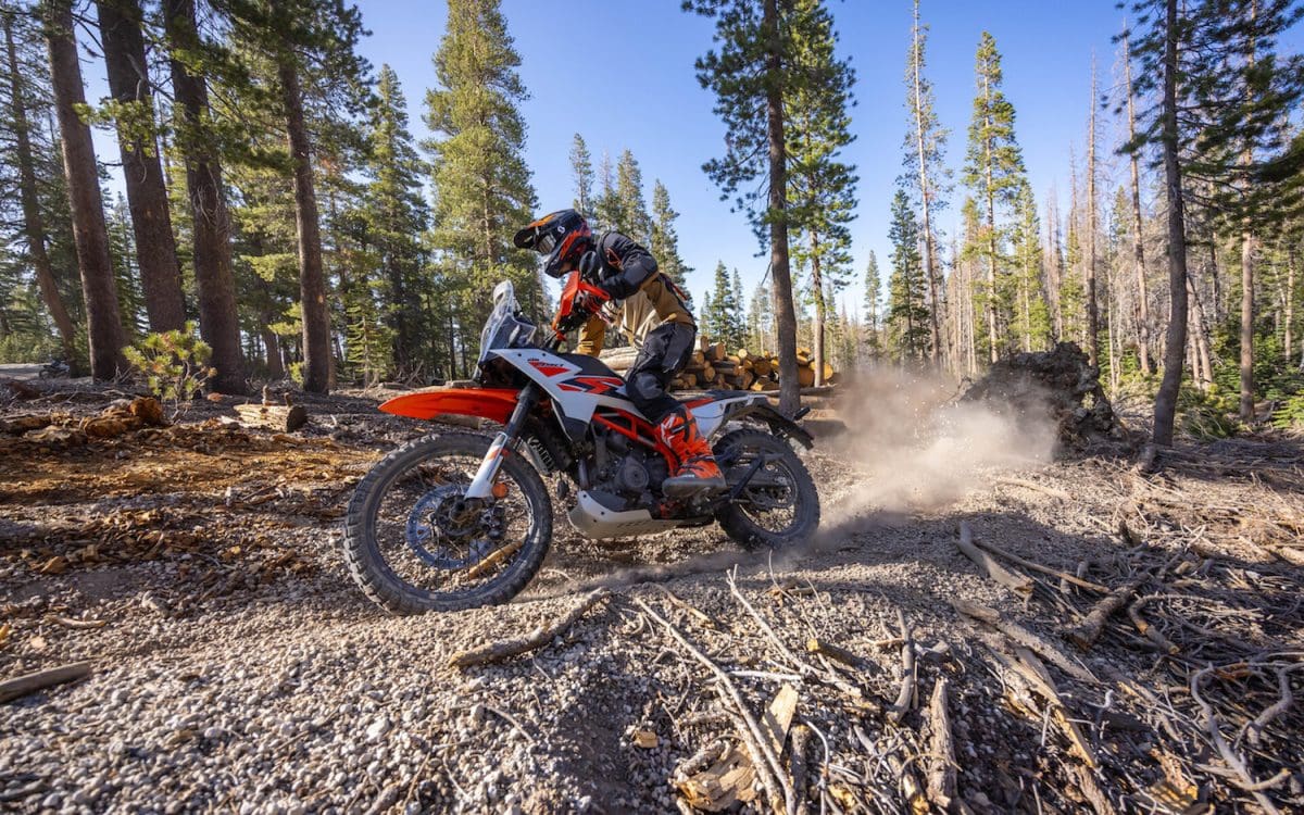 街乗りからオフロードトレイルまで、様々な地形における走破性と卓越 した長距離走行能力を備えている