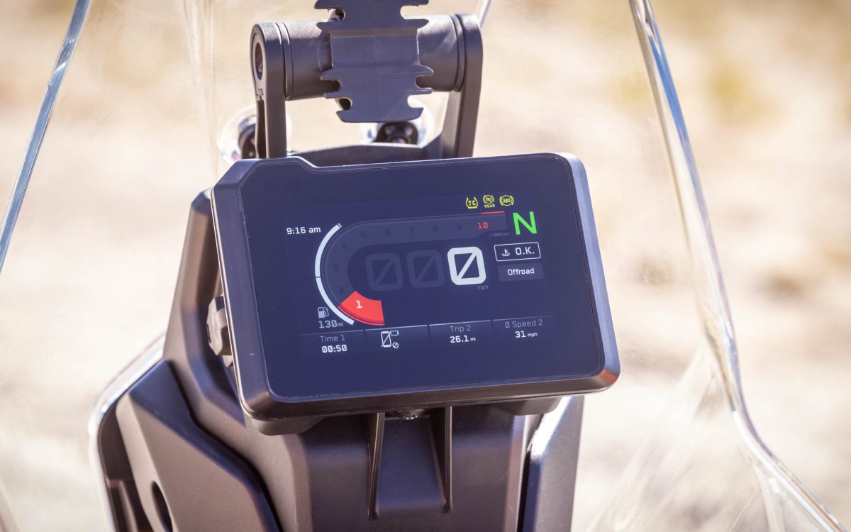 フルカラーTFTディスプレイは周囲の光に合わせて自動調整をおこなってくれる