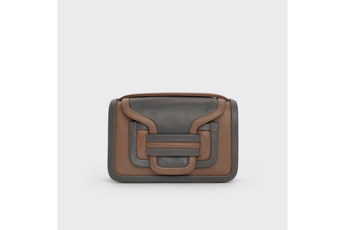 ピエール アルディ「アルファ バッグ」￥157,300／W21&times;D8&times;H14㎝