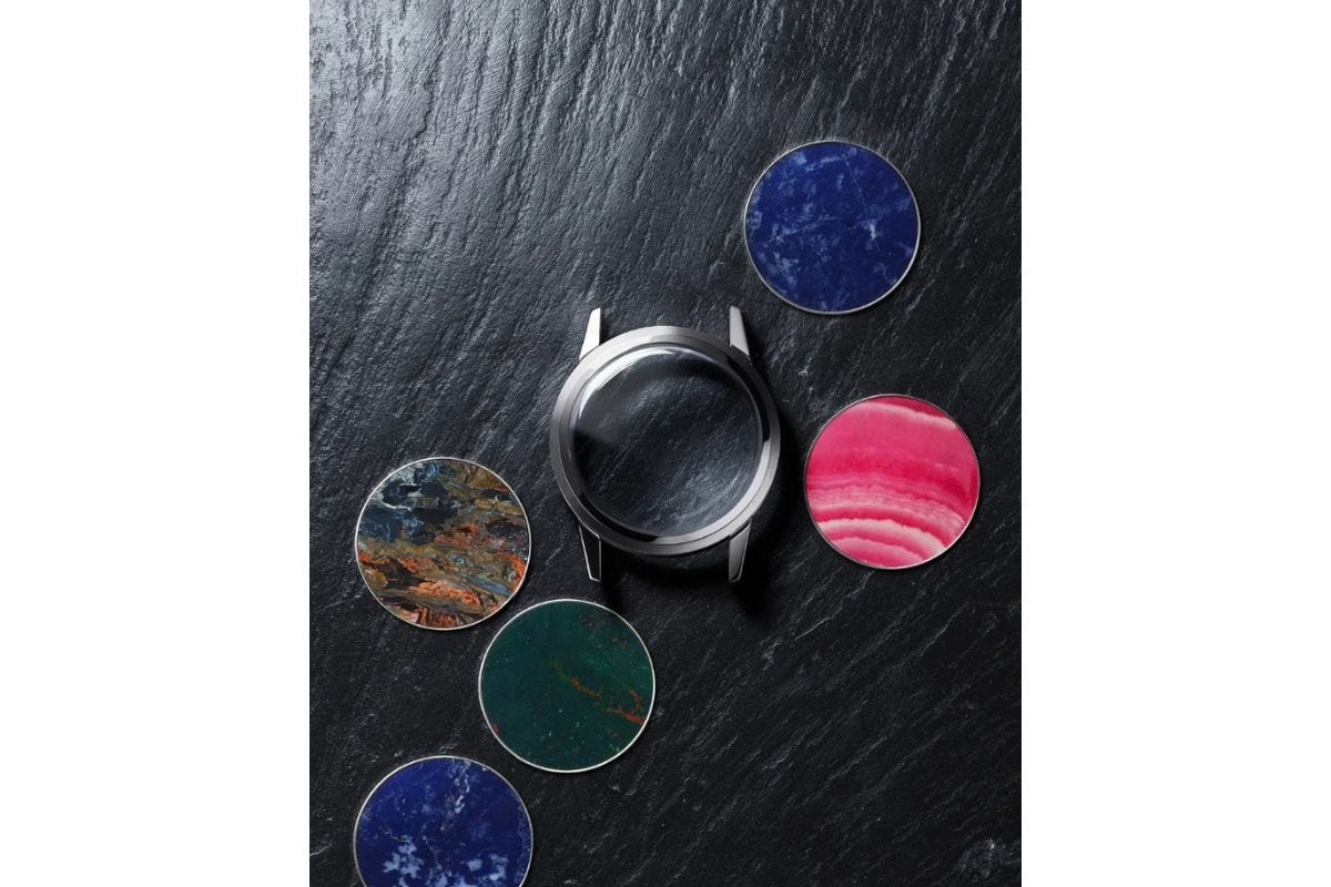 本作に採用された4種のストーンダイヤルは、いずれも天然石製