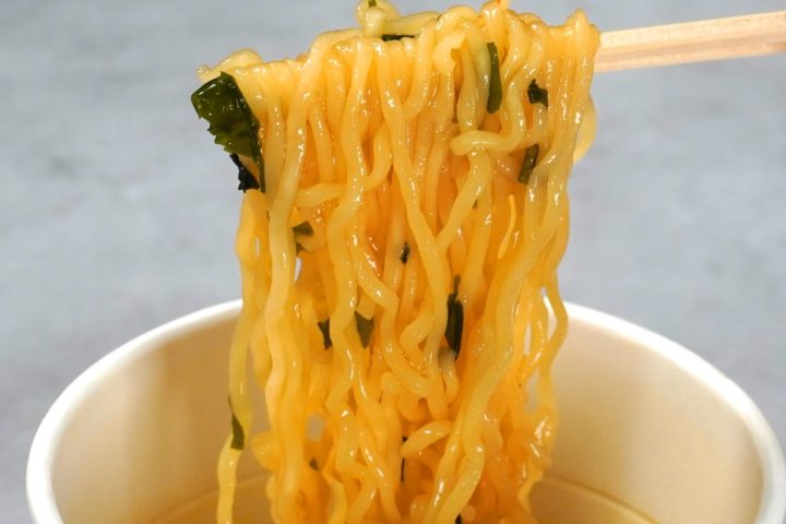 「このカップ麺、マジで激ウマ」麺の食感がたまらない“太麺系”ベスト3【1位はもちもち麺と濃厚海鮮スープが衝撃的】
