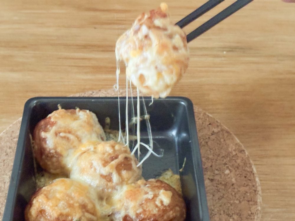 チーズが糸を引き、これまたたこ焼きとは別の食べ物の誕生!