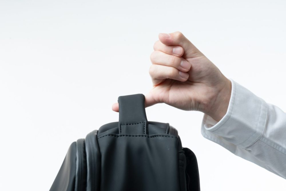 小指でも持ち上げられるくらい軽い本体重量は約1.9kg