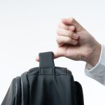 小指でも持ち上げられるくらい軽い本体重量は約1.9kg