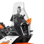 バイクの顔となるフロント部分には、コンパクトながらも優れた光量で視認性を確保してくれる最新鋭の高輝度LEDヘッドライトと堅牢かつ効率的なウィンドシールドを備える