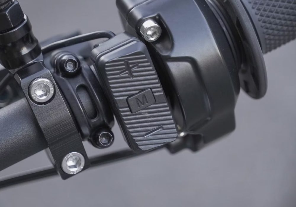 走行モードは手元のスイッチで変更が可能