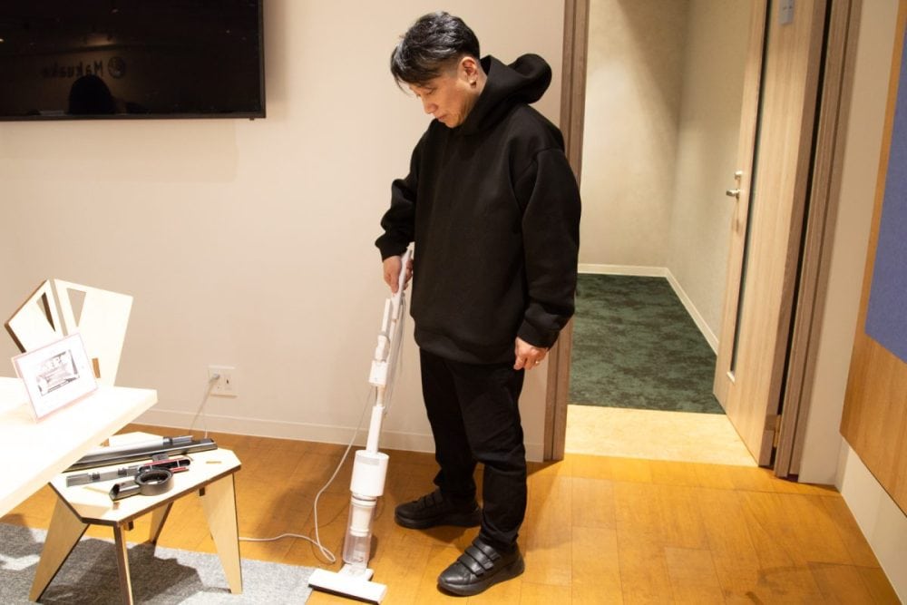 コードレスが主流な時代に新製品として登場した「SticRL」は、なんとコード付き