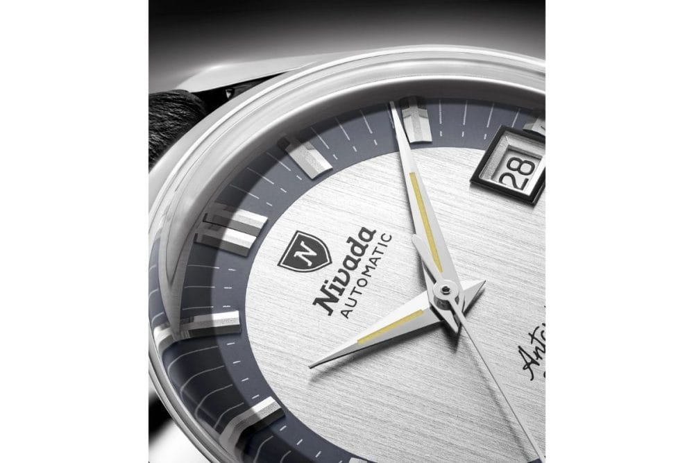 縦方向のブラッシュ仕上げを施したシルバーダイヤルは、氷河の柔らかな光を思わせる静謐な表情を演出