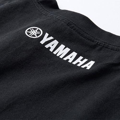 無地のバックスタイルにアクセントとなるYAMAHAのロゴマーク