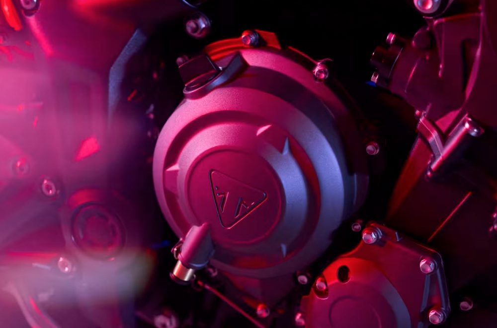 新設計の798cc 3気筒エンジンを搭載