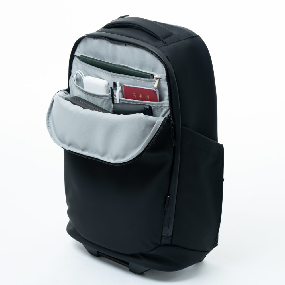 パスポートや充電器などを小分けしながら収納できるフロントトップポケット