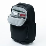 パスポートや充電器などを小分けしながら収納できるフロントトップポケット