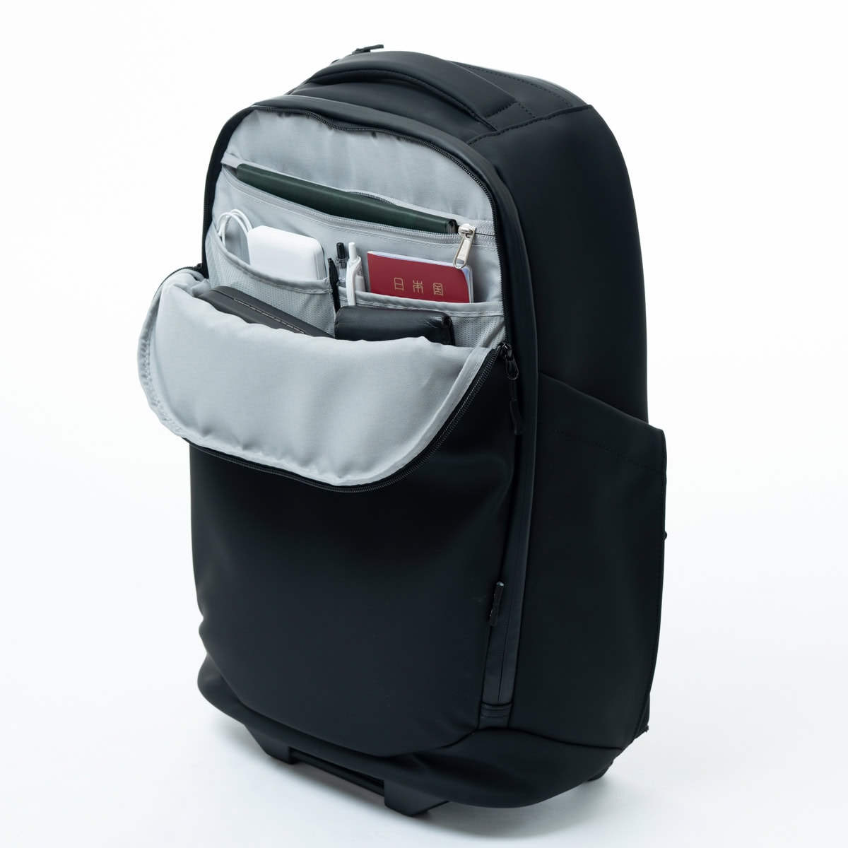 パスポートや充電器などを小分けしながら収納できるフロントトップポケット