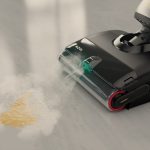 緑のライトで「見える化」し、普段は見えない汚れを逃さず、隅々までしっかり清潔