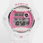 文字盤は、1990年代後半から2000年代初頭を彷彿とさせるグリッター調の仕上げを採用