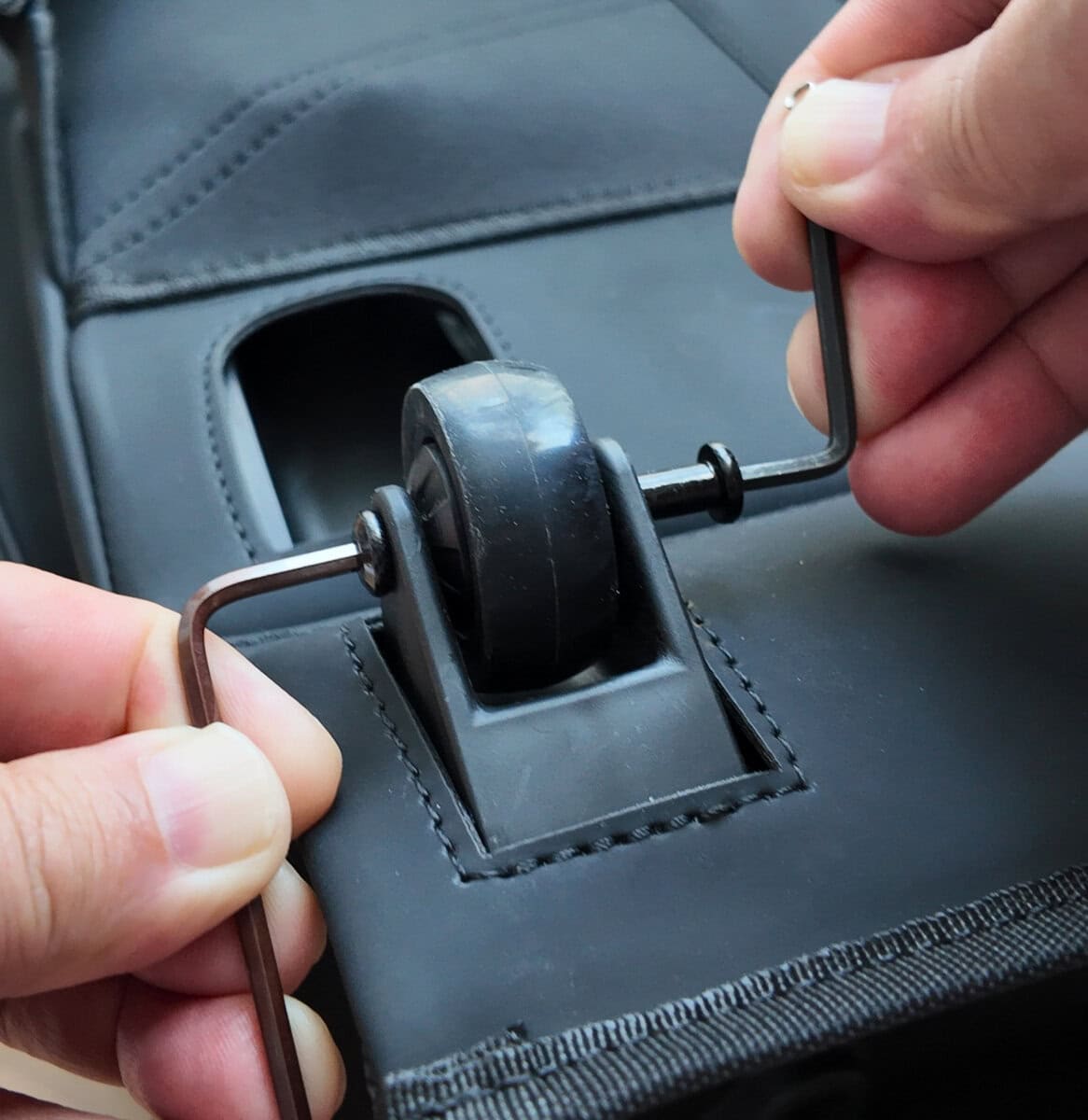 製品を長く愛用できるようにと、自身でも簡単にキャスター交換が可能なデザイン