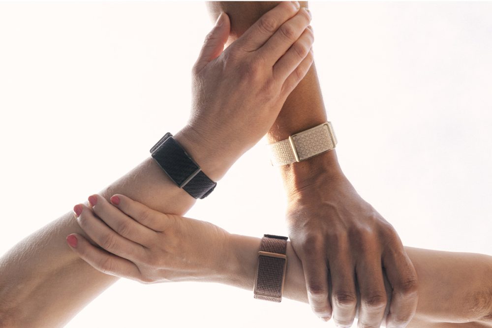 リングやブレスレットなどのアイテムと合わせやすく、スクリーンレスだからデジタルデトックスしながらいつの間にか活動量や睡眠を計測し、データ収集