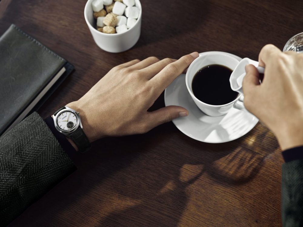 ミニマルにまとめたゴールドカラーのインデックスと針が、クラシカルでエレガント な雰囲気を放つ