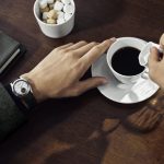 ミニマルにまとめたゴールドカラーのインデックスと針が、クラシカルでエレガント な雰囲気を放つ