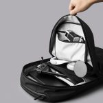 メインコンパートメントは大きく開き、パッド入りのスリーブには16インチのパソコンが収納可能。ボトルポケットも