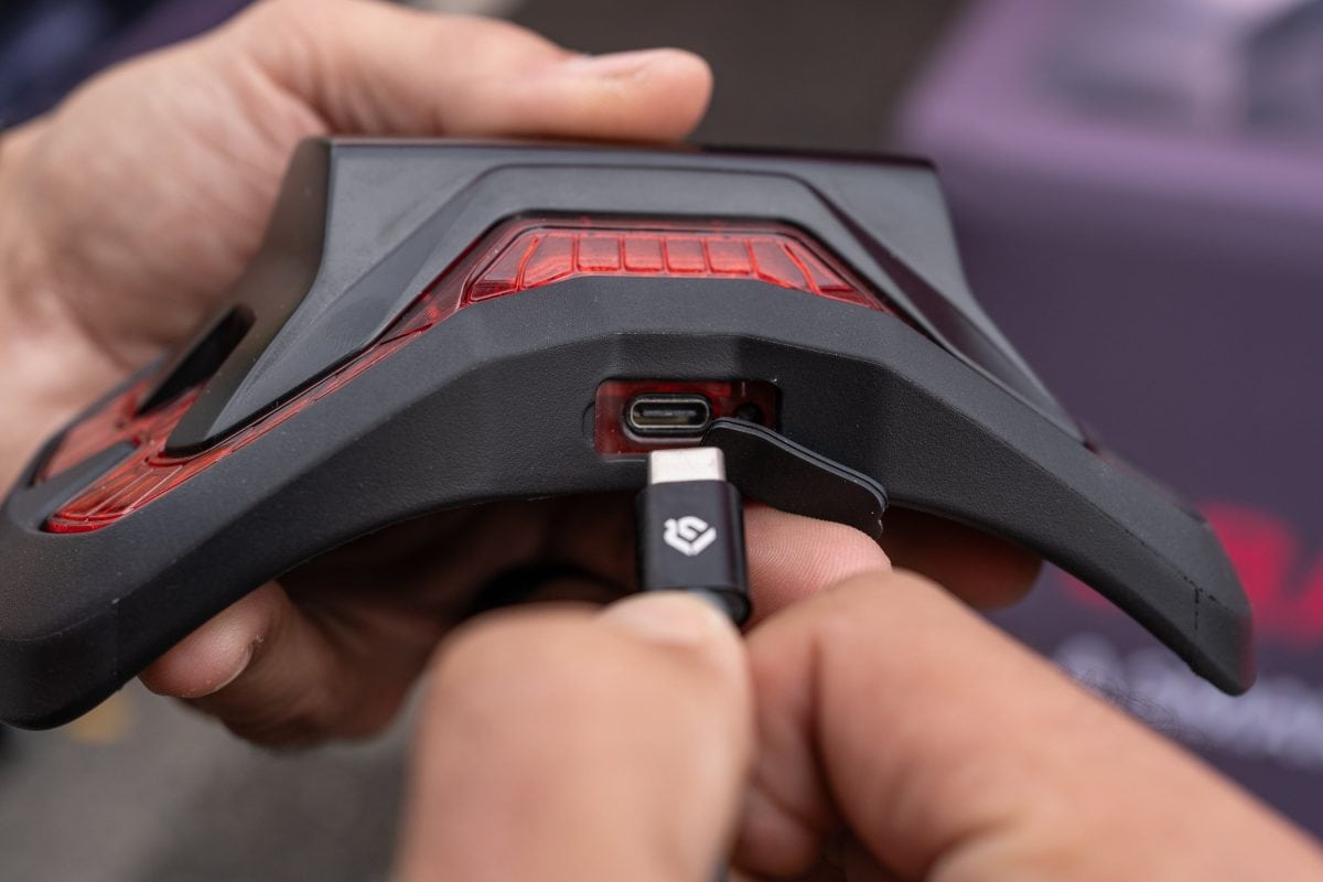 充電はUSB-Cポートで行う