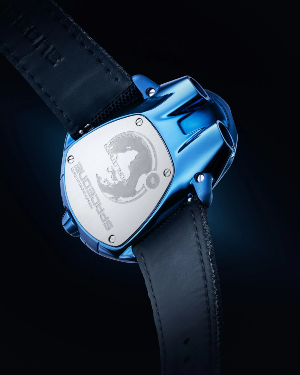 裏蓋はスクリューバック仕様とすることで高い耐久性を確保