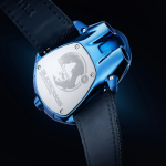 裏蓋はスクリューバック仕様とすることで高い耐久性を確保