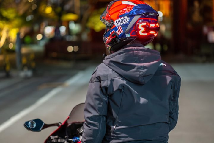【バイク乗り必見】追突事故のリスクを劇的に下げる!ヘルメットに貼るだけ“第3のブレーキランプ”がライダーの命を救う!?