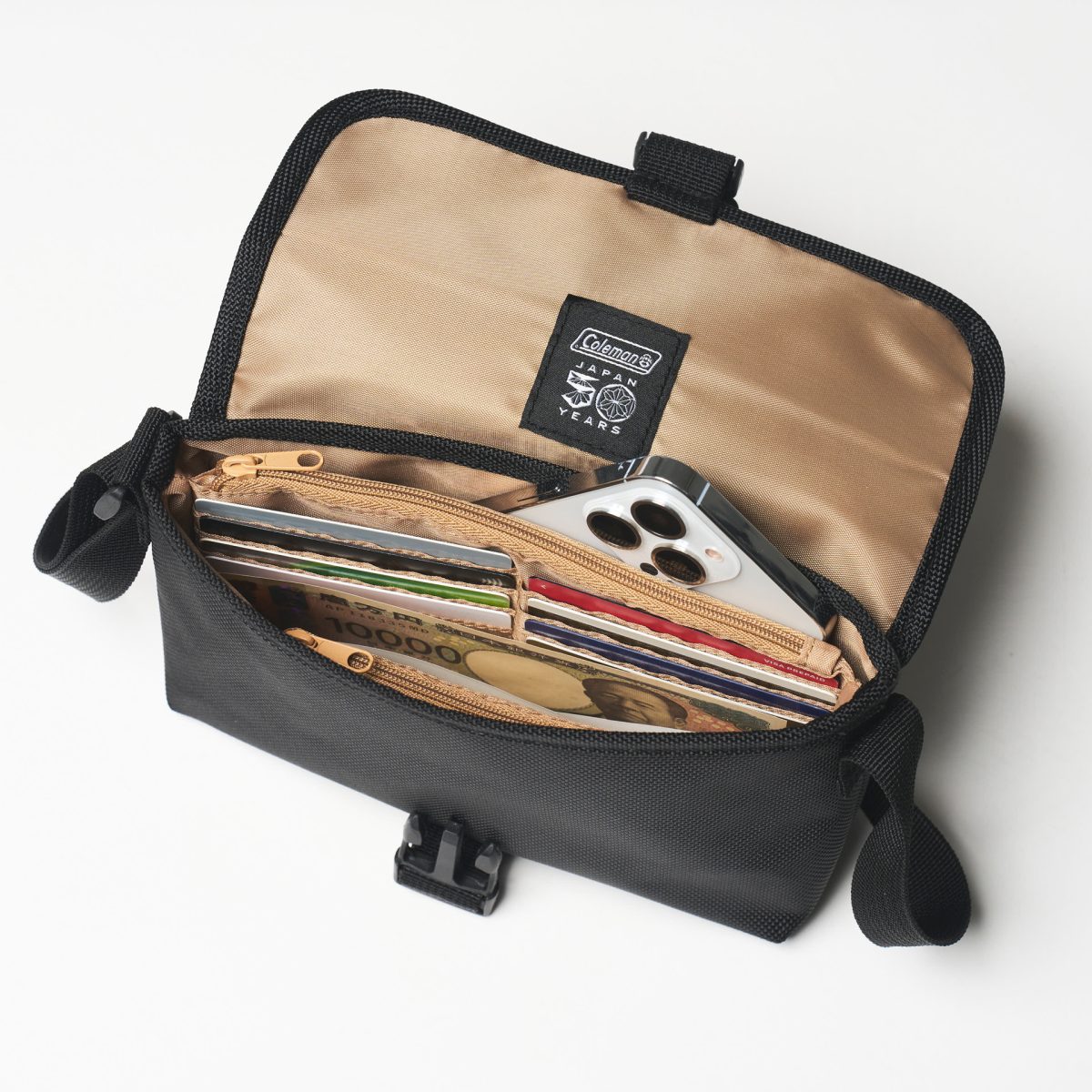 財布スペースと小物収納スペースに分かれている