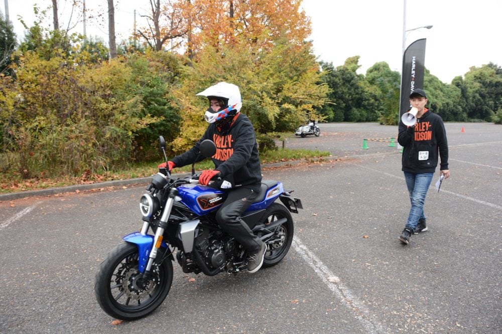 レッスンの前にはインストラクターによる見本も実施