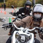 コーナリングのレッスンではコーナーへの侵入と脱出の際の体重移動等を学ぶ