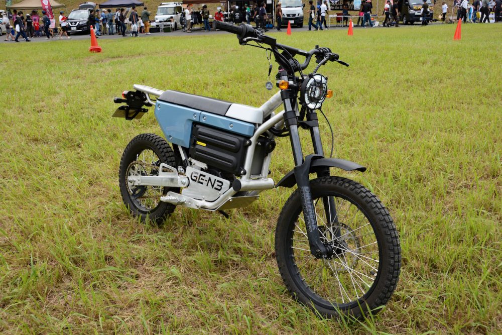 確かに車体がコンパクトかつ軽いので扱いやすく、足つき性も良くて安心感がある