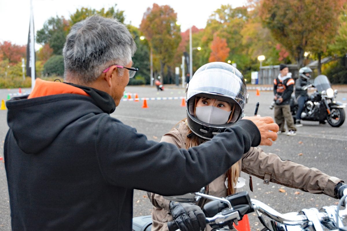 急制動の際のブレーキングのコツをレクチャー