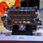 水素エンジンモーターサイクルの6気筒水素エンジン