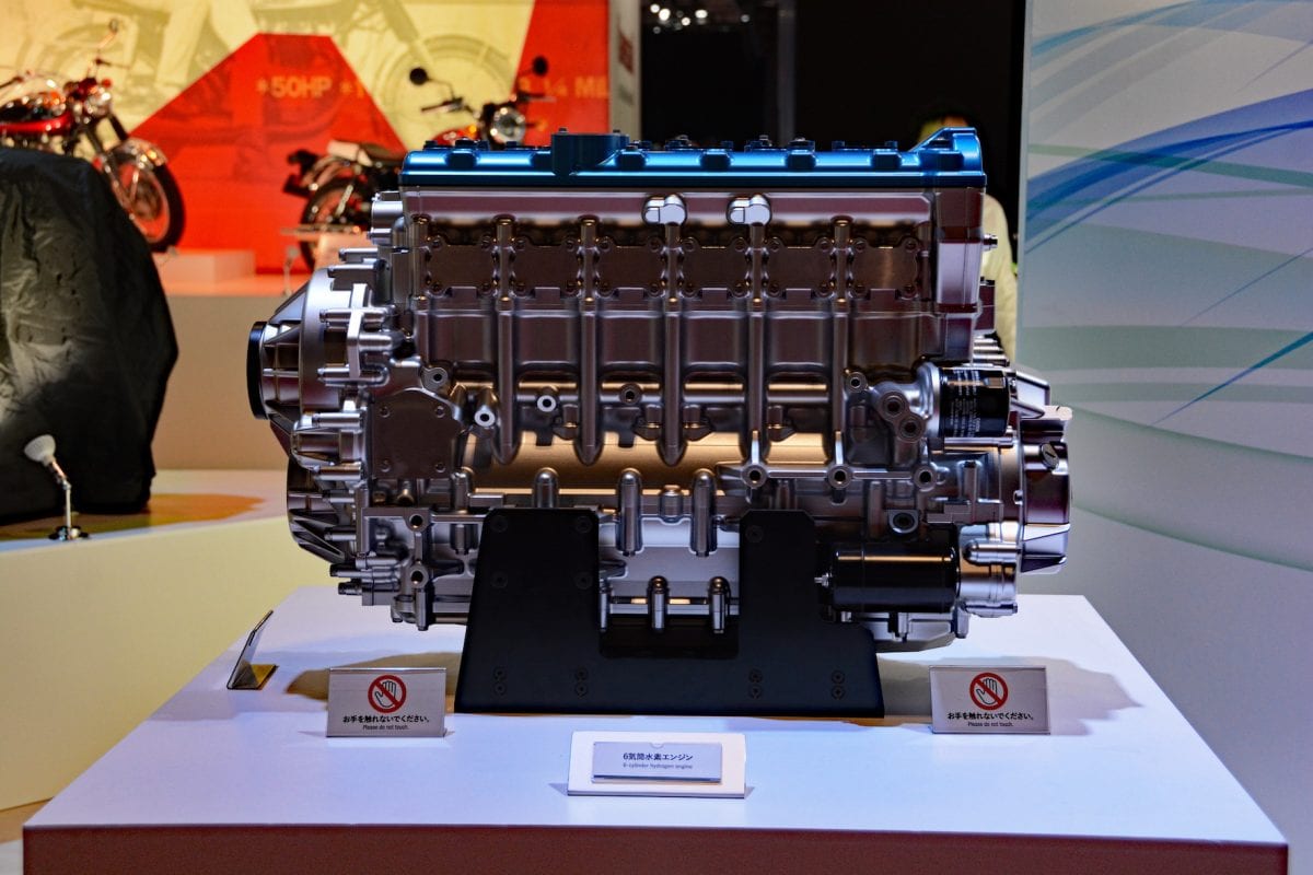 水素エンジンモーターサイクルの6気筒水素エンジン