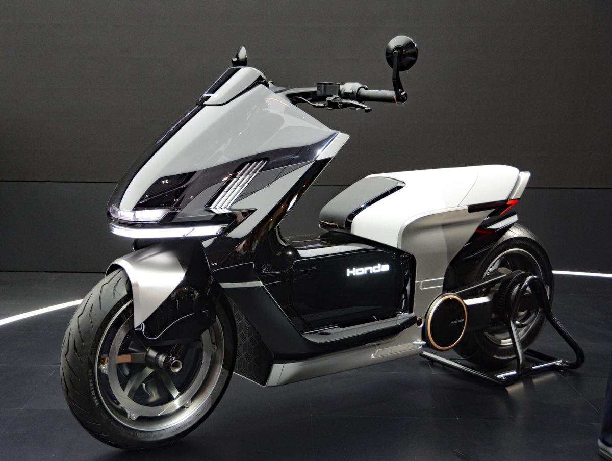 昨年、欧州のショーで発表されたスクータータイプのEVモデル「EVアーバン」