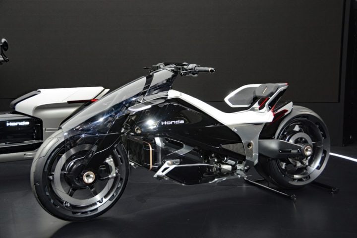 【国産二輪の本気を見た】ホンダ「CB1000F」とヤマハ「XSR900GP」は圧巻!未来のEVからネオレトロまで“JMS2025”潜入レポ