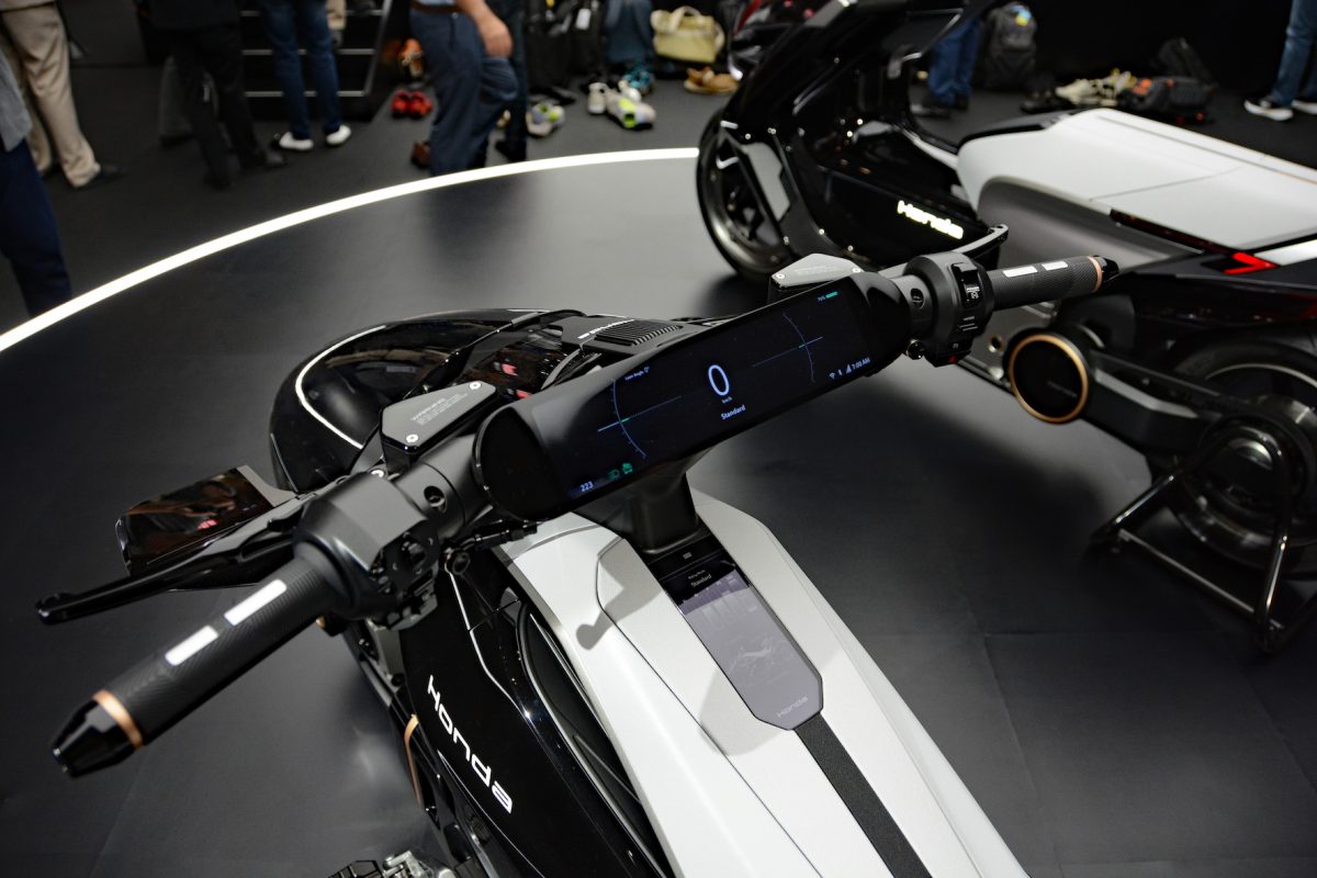 「EVライナー」のディスプレイはハンドルに組み込まれた一体型となっている