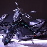 シリーズパラレルハイブリッドを搭載したミドルスクータータイプEVの「PROTO HEV」