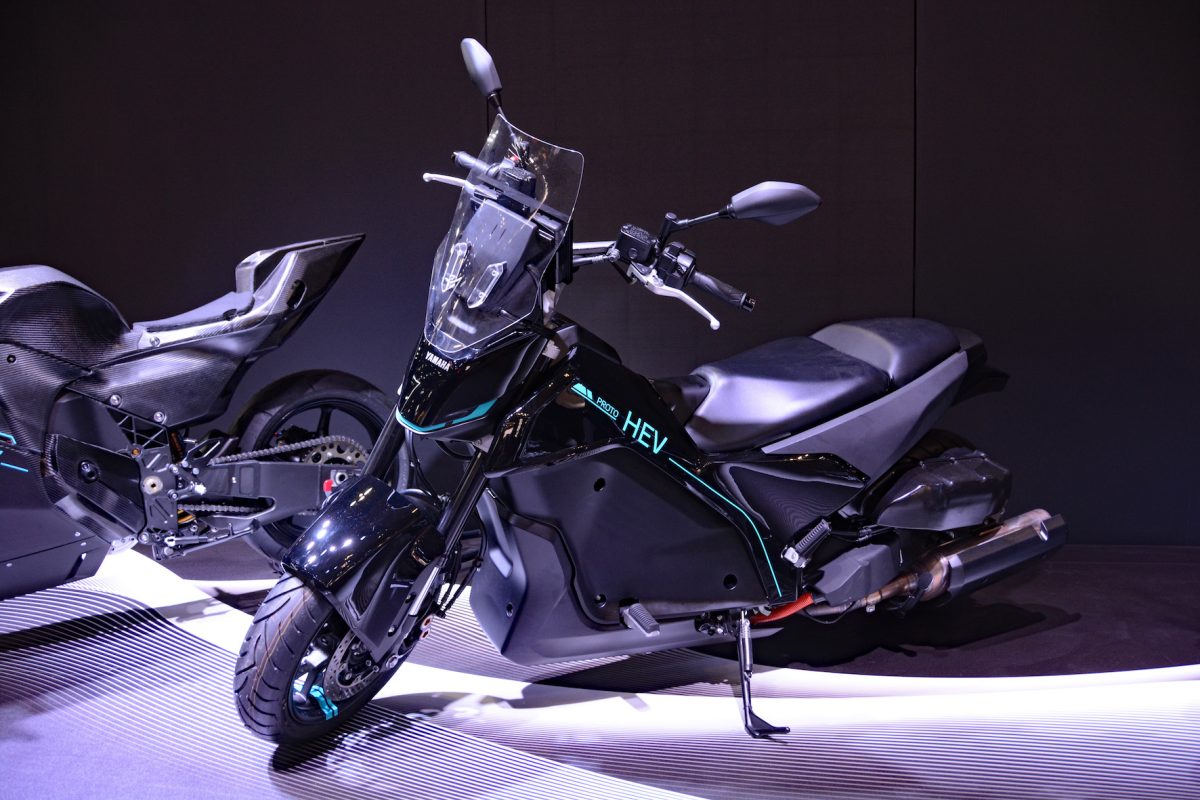 シリーズパラレルハイブリッドを搭載したミドルスクータータイプEVの「PROTO HEV」