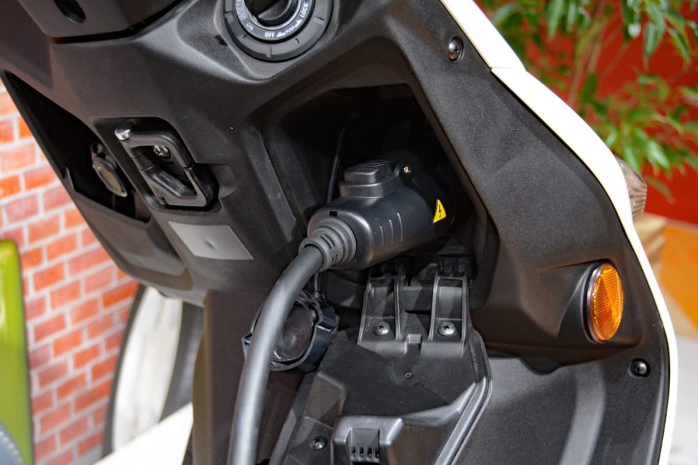 充電装置はフロントパートに備えられ、充電もスムーズ