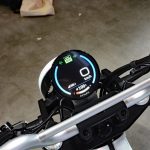 「e-VanVan」のメーターはシンプル＆視認性にも優れるデジタル仕様となっている