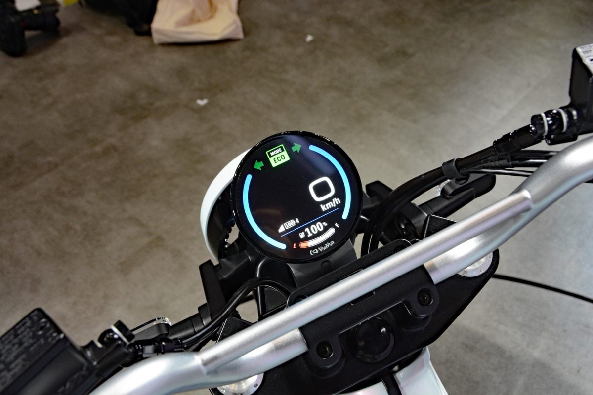「e-VanVan」のメーターはシンプル＆視認性にも優れるデジタル仕様となっている