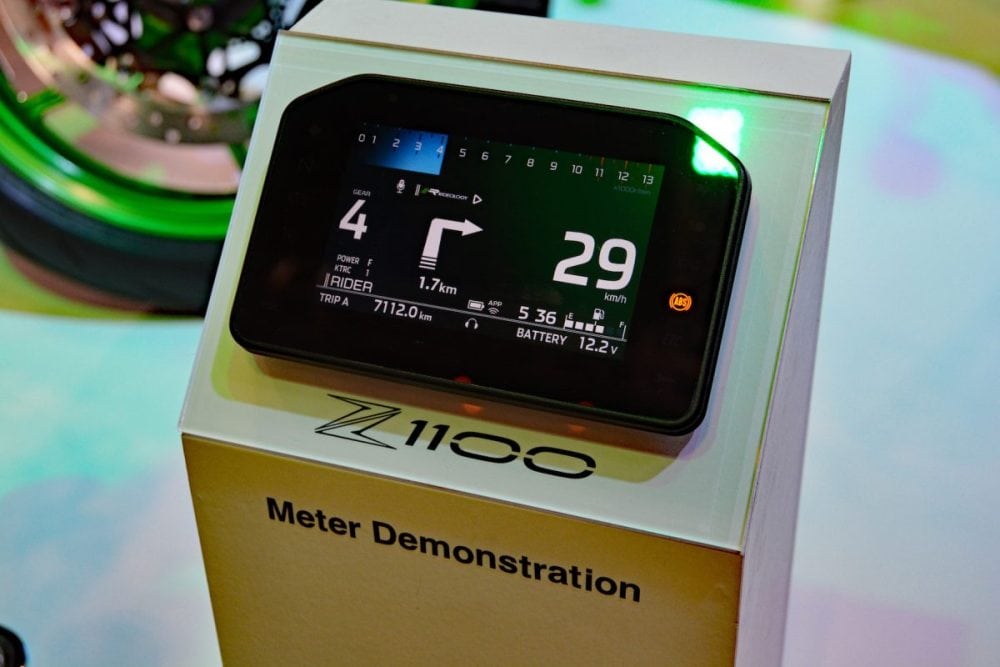 Z1100のメーターは一新され、ライダーファーストな快適仕様に。