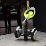 平行二輪のホイールの間にフットストッパーを搭載、上部のシートに座って体重移動によって動きを制御するトヨタの「BOOST ME」